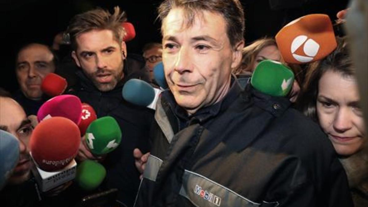 Ignacio González, rodeado de periodistas, a su salida de la cárcel de Soto del Real, el miércoles pasado.