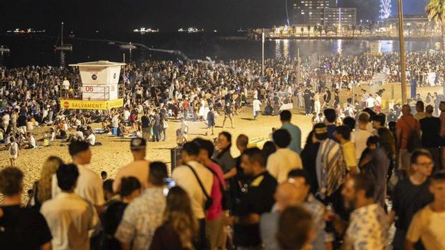 Milers de persones van omplir a vessar ahir la platja de la Barceloneta per celebrar la nit de Sant Joan.  | ZOWY VOETEN