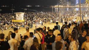 Milers de persones omplen el litoral durant la revetlla