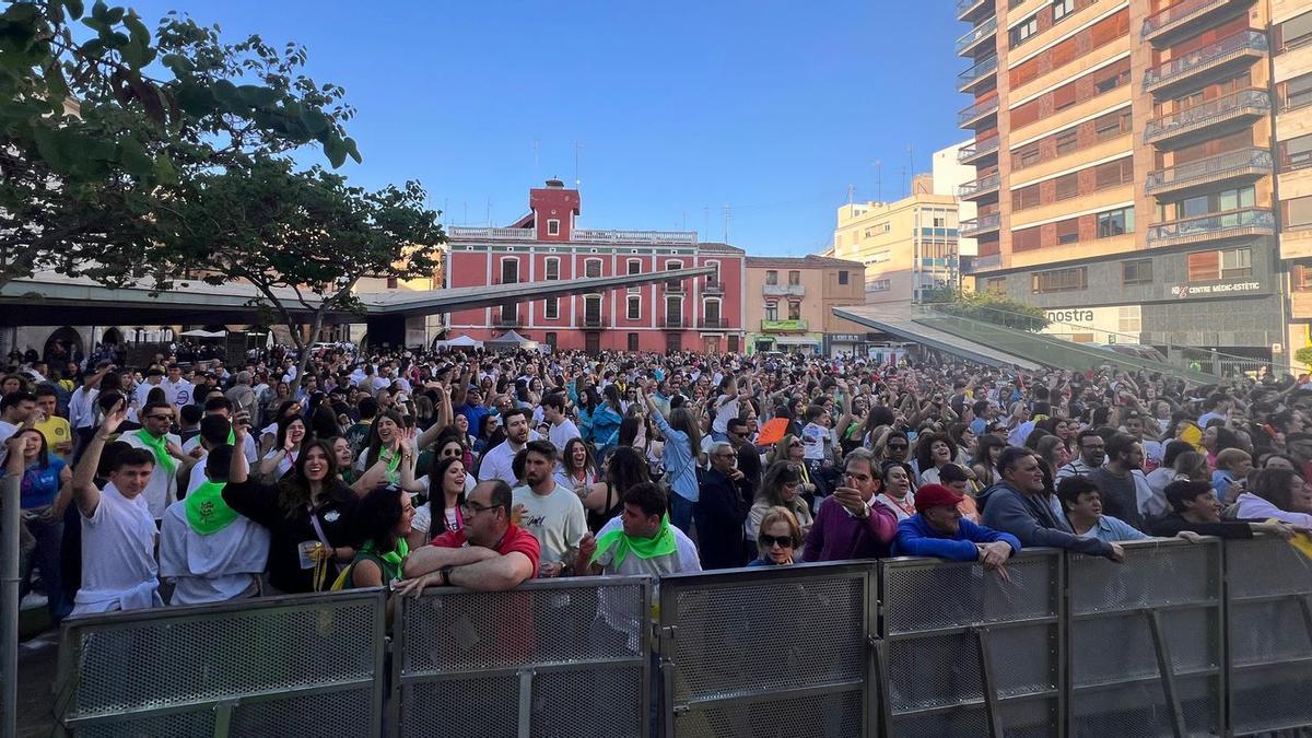 Cientos de personas han llenado la plaza Major de Vila-real durante la celebración del Crida Fest.