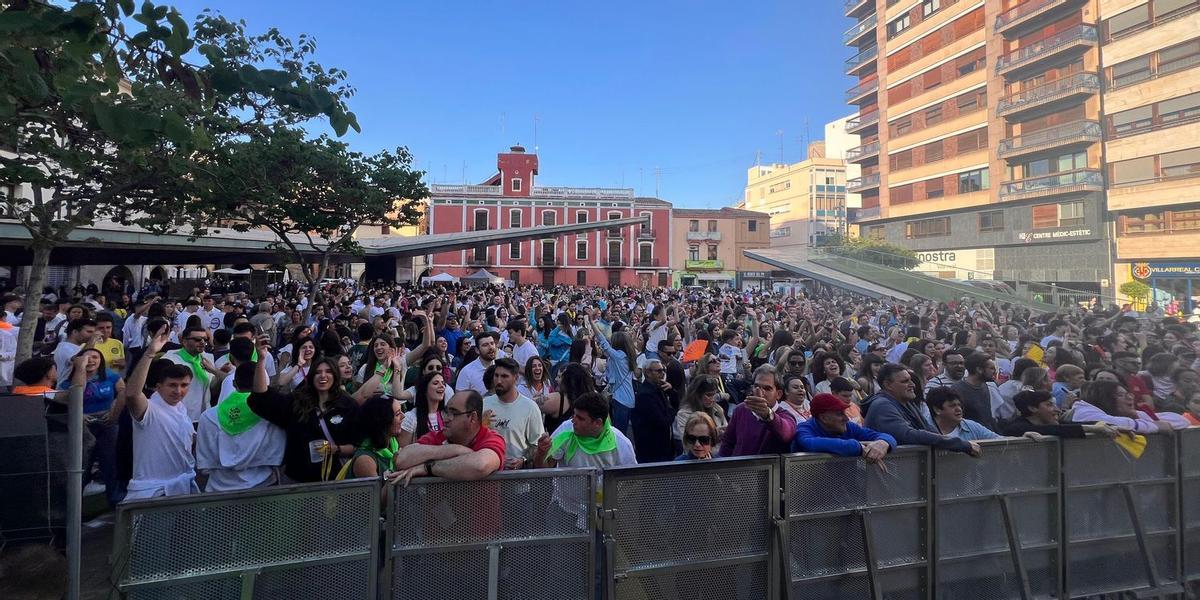 Cientos de personas han llenado la plaza Major de Vila-real durante la celebración del Crida Fest.