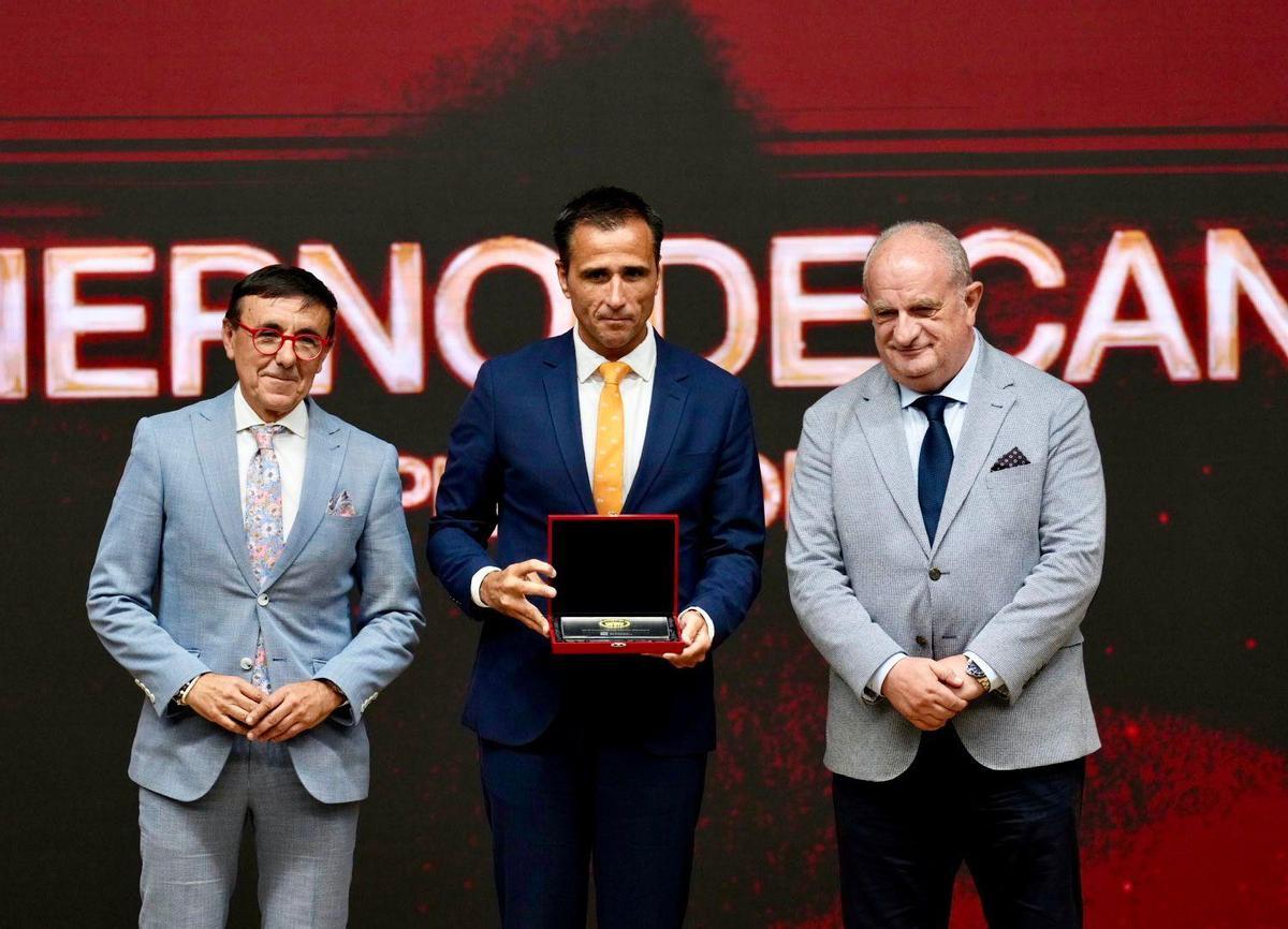 Ángel Sabroso, en el centro de la imagen con la Placa de Oro, junto a José Hidalgo (Presidente de ADESP y de la Federación Española de Triatlón), a u izquierda y  Carmelo Paniagua, presidente de la Federación Española de Patinaje.