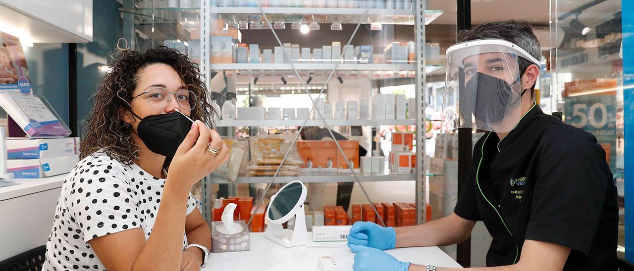 Una joven se realiza el test de antígenos en la farmacia López Viéitez, en Vigo