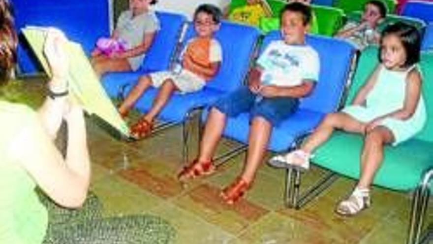 380 niños participan en talleres en la biblioteca