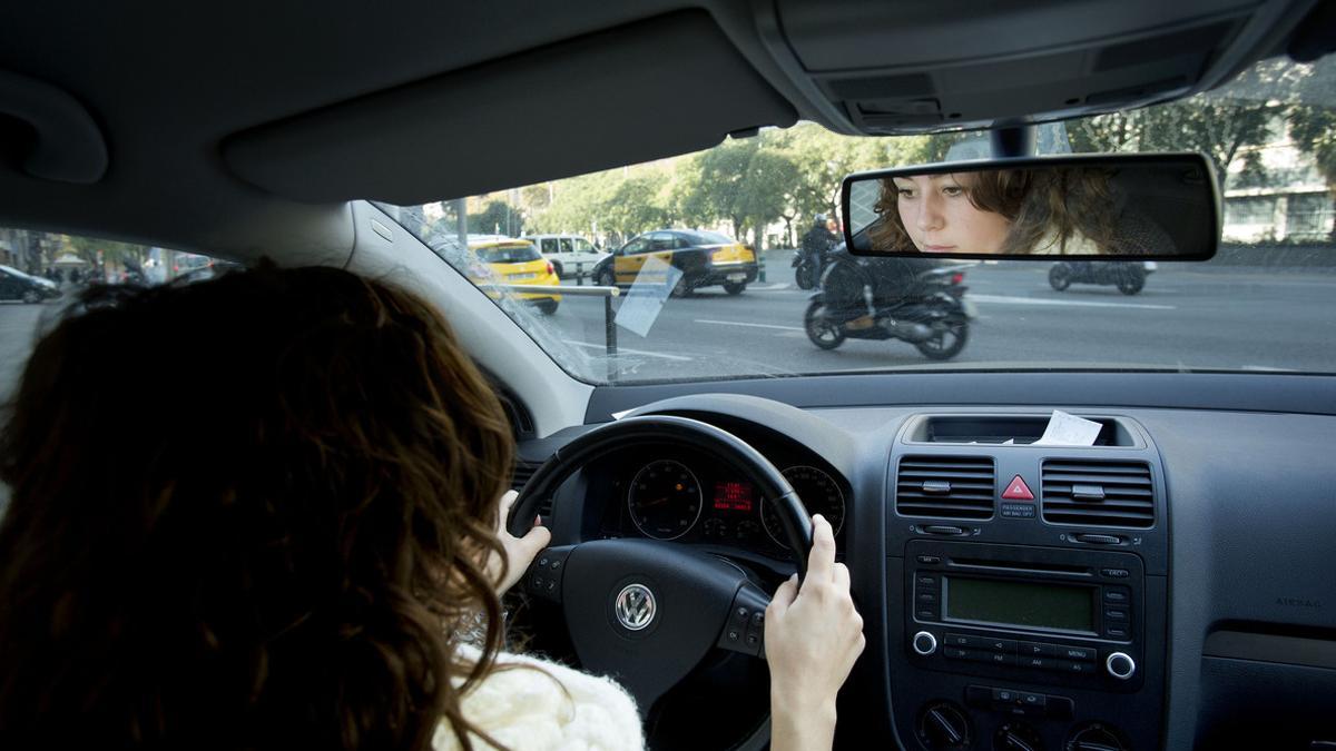 Turkmenistán prohíbe conducir a las mujeres