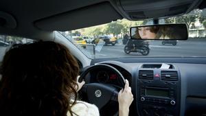 Una mujer conduciendo en Barcelona