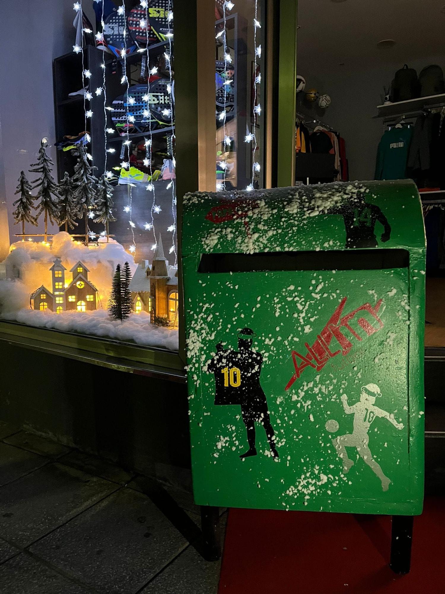 Los comerciantes de Laviana instalan un centenar de buzones para recoger las cartas a los Reyes Magos y Papá Noel