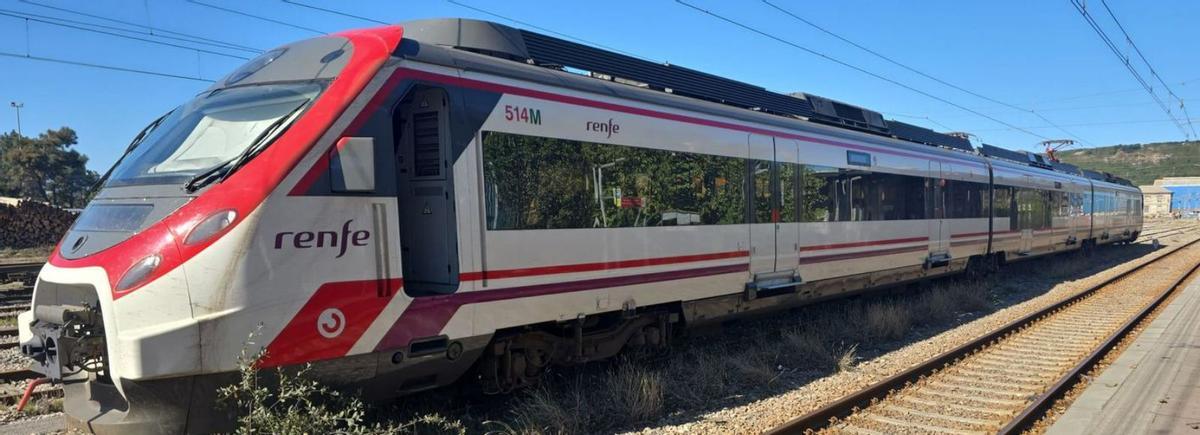 Un tren de cercanías, en Avilés.  | LNE