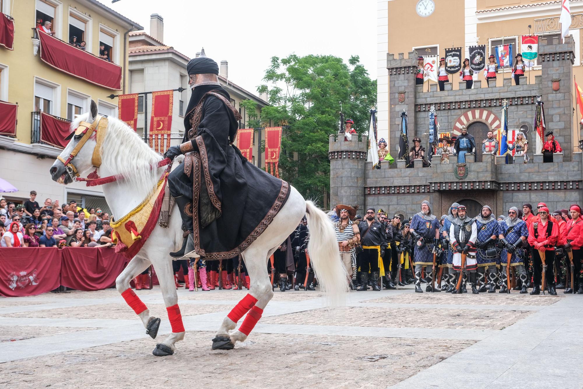 Los moros conquistan el castillo bajo la lluvia. Así ha sido la embajada mora de las fiestas de Elda