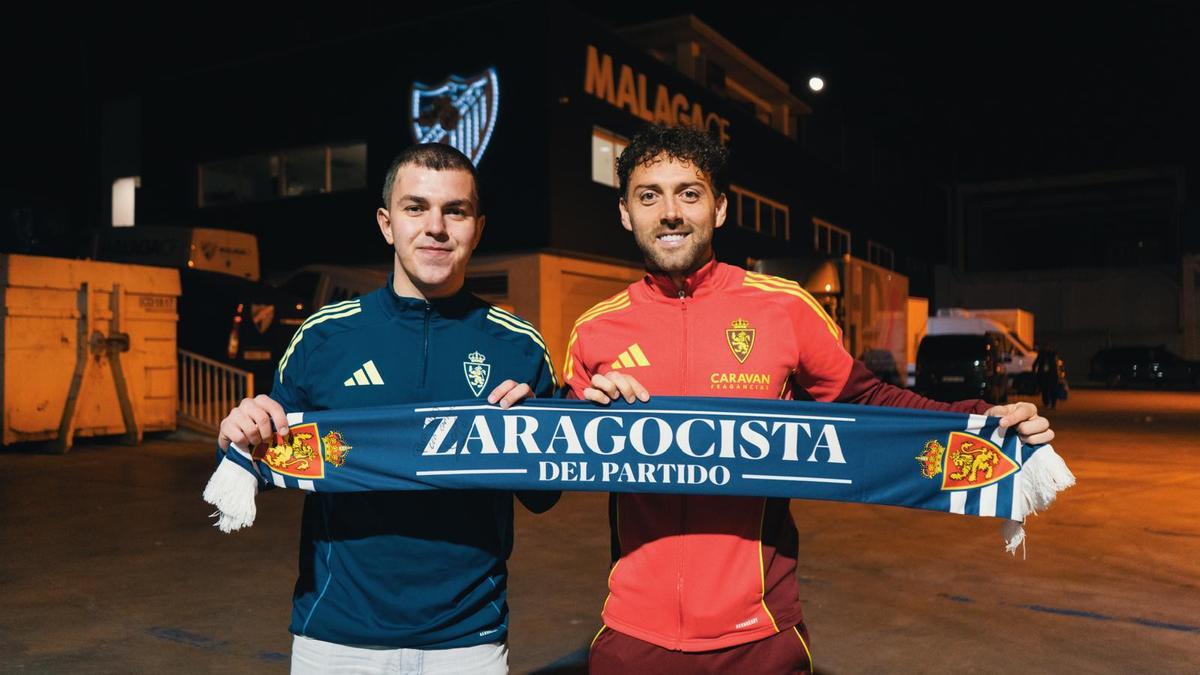 Juan Valle, a la izquierda, junto a Keidi Bare a la conclusión del encuentro disputado el lunes en Málaga.