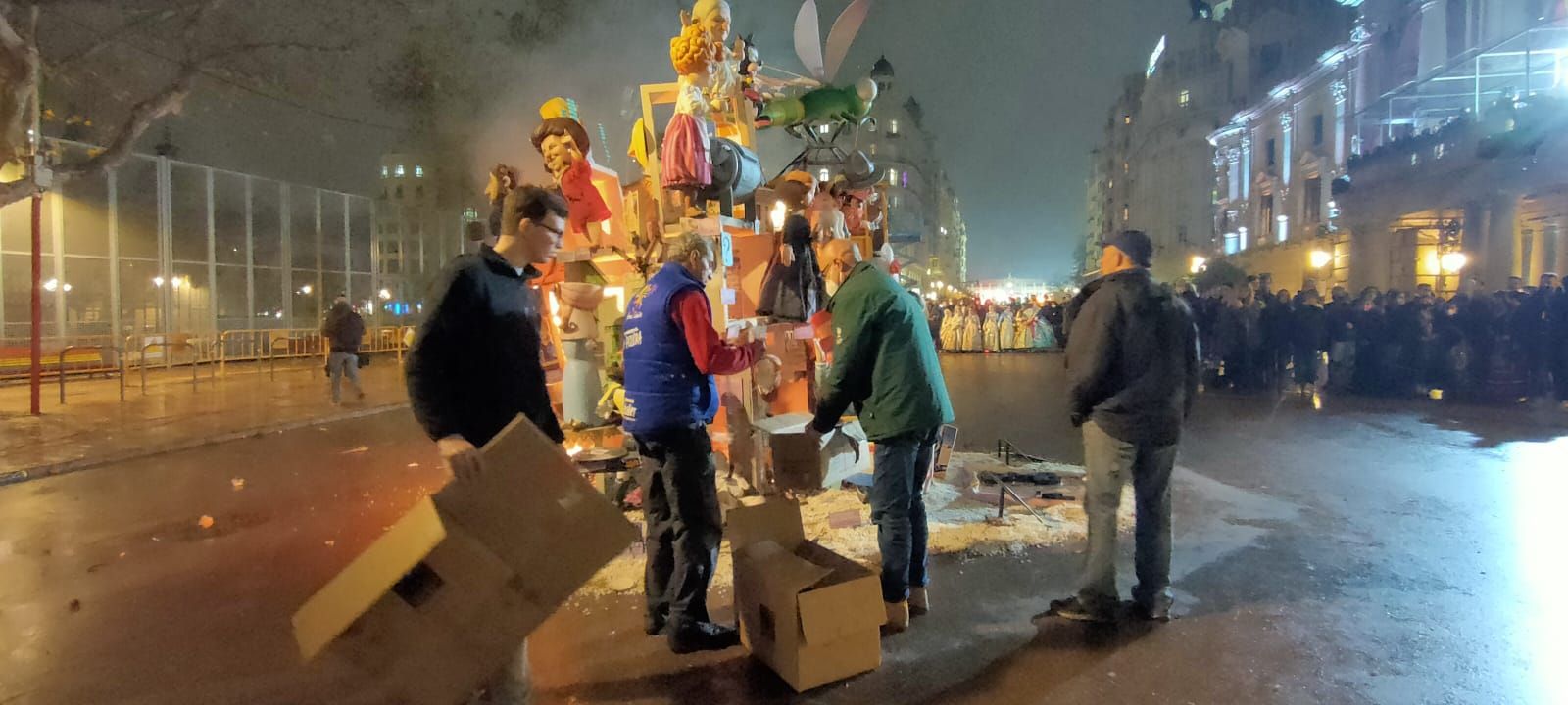 Así ha ardido la falla infantil municipal en  València