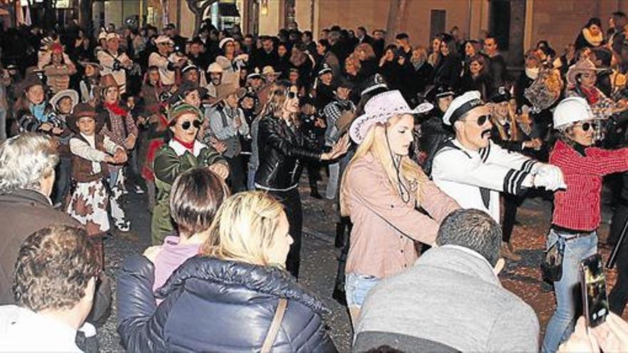 Batucadas y La colla de dolçainers i tabaleters para amenizar el desfile de disfraces de Benicàssim