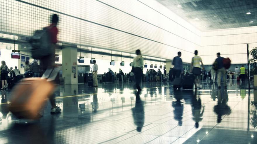 Viajeros en el aeropuerto de Barcelona.