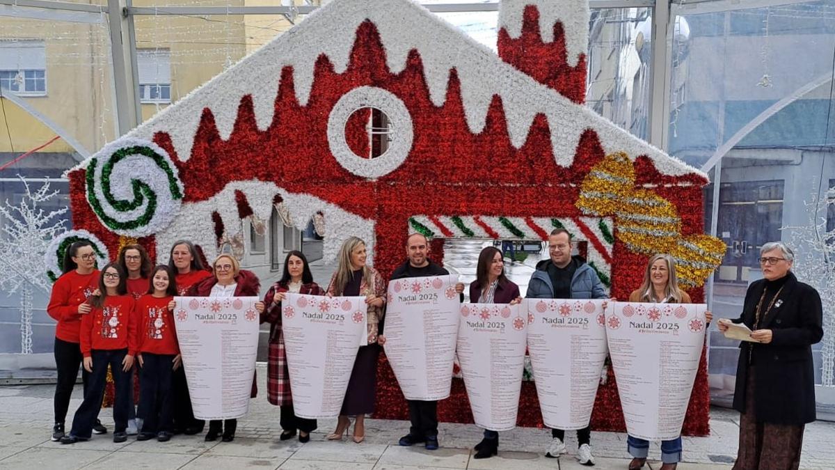A alcaldesa, no centro, na presentación do programa de Nadal de Vimianzo.