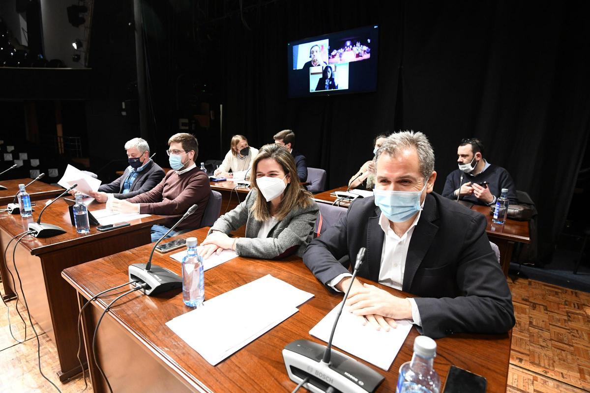 Los concejales del PP en el pleno de Pontevedra en el que se retiró del callejero a Juan Carlos I con su voto en contra.