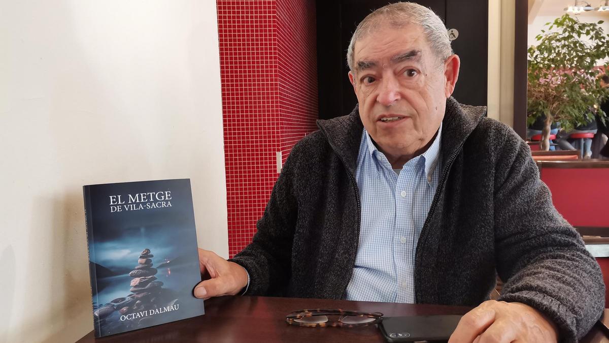 L'escriptor Octavi Dalmau amb el seu darrer llibre, El metge de Vila-sacra.