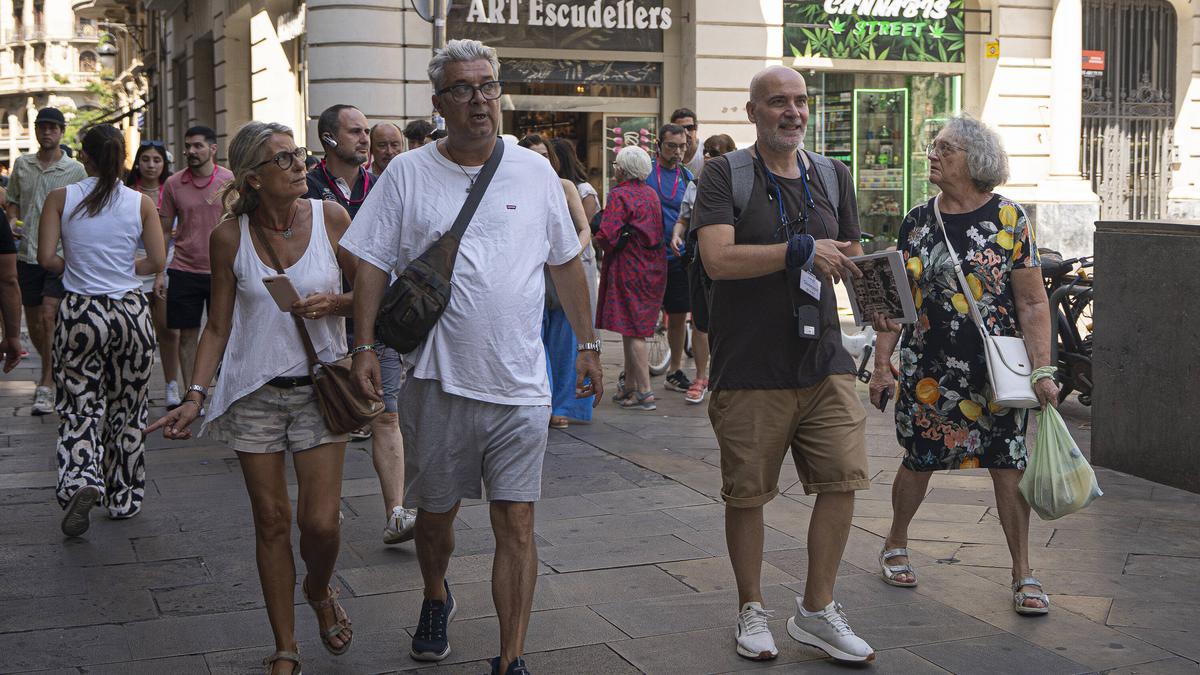 Grupos turísticos por el barrio Gótico en Barcelona, zona con limitaciones decretadas por el Ayuntamiento para estos grupos / Foto: Irene Vilà Capafons