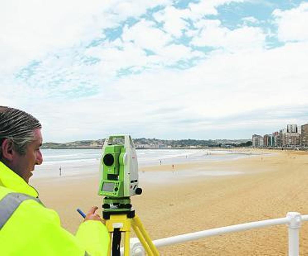 Un topógrafo, hace dos meses, realizando mediciones de arena en San Lorenzo.