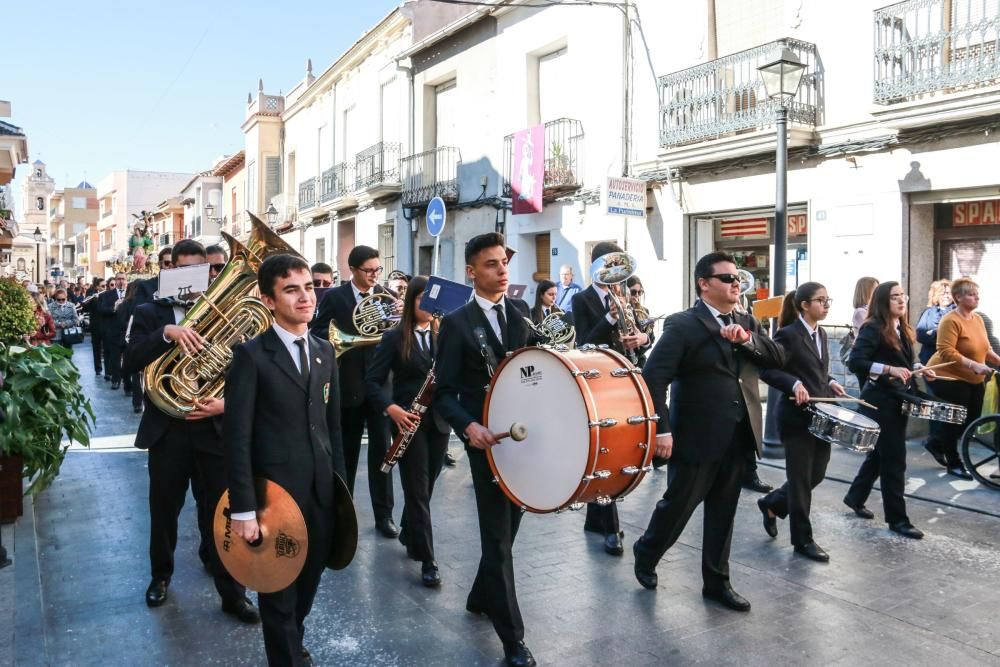 Miles de fieles han acompañado la imagen de Santa Águeda hasta su ermita en un camino jalonado por puestos de dulces