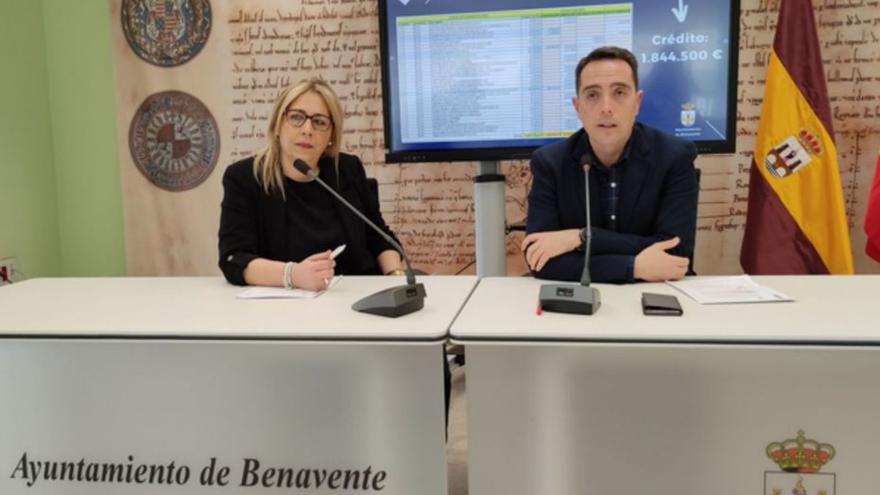 La concejala de Hacienda, Patricia Martín, y el alcalde de Benavente, Lucino Huerga, en el edificio administrativo del Ferial. | E. P.