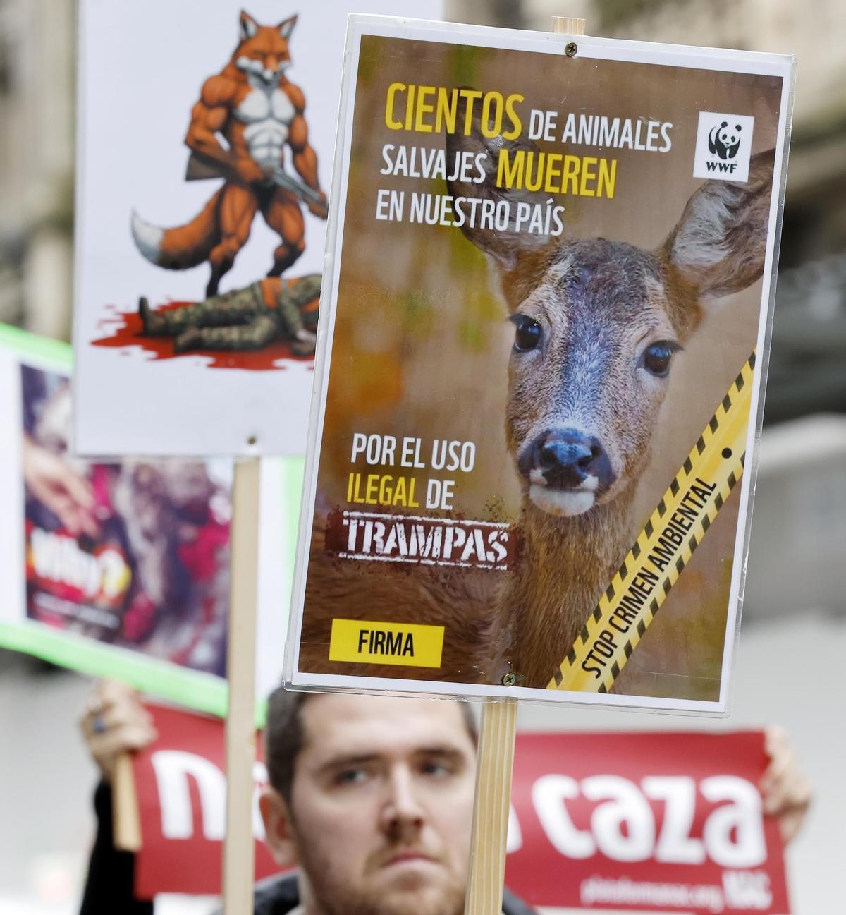 Cientos de personas se manifiestan en Vigo contra la caza