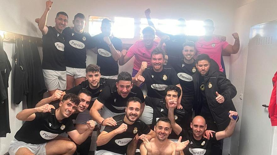 El CD Camarzana celebra su triunfo frente al Atlético Zamora.