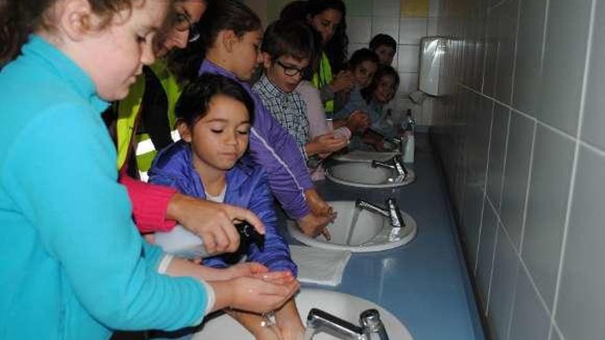 Escolares se lavan las manos en un colegio gallego.