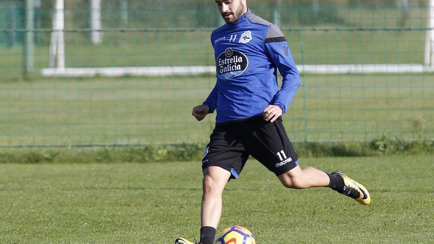 Carles Gil, en un entrenamiento en Abegondo.