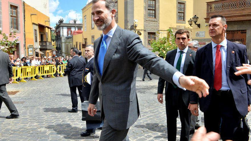 Felipe VI a las puertas de la Casa de Colón de Las Palmas de Gran Canaria durante una visita oficial en 2017