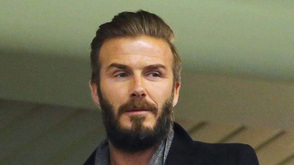 David Beckham, quien luce una tupida barba, en las gradas de Stamford Bridge