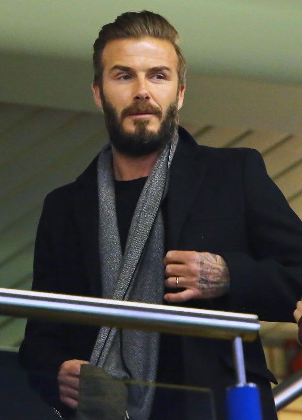 David Beckham, quien luce una tupida barba, en las gradas de Stamford Bridge