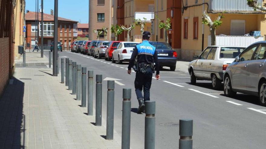 Un policía local por la zona de Las Eras. | E. P.