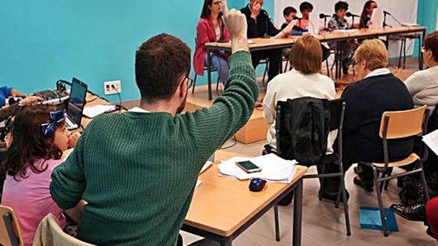 Alumnos y mayores, ayer, en el programa de radio.