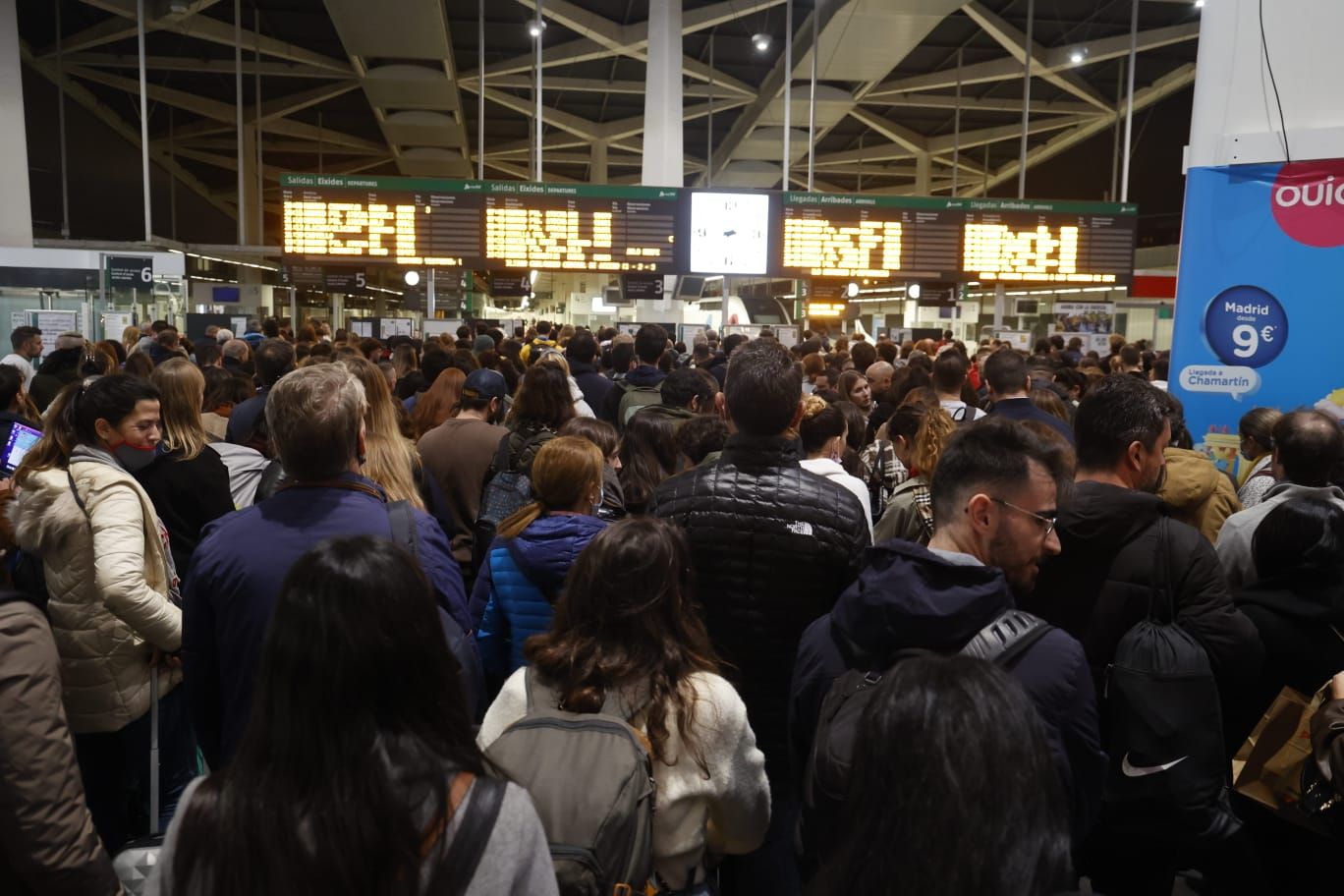 La estación Joaquín Sorolla de València completamente abarrotada