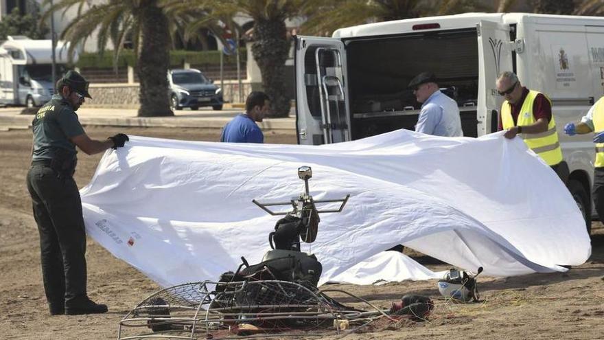 Muere un parapentista de 61 años al caer a plomo en una playa de Murcia