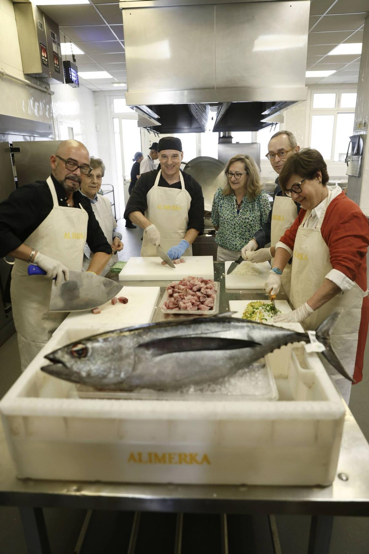 El "campanu del mar", marmitaco solidario en la Cocina Económica
