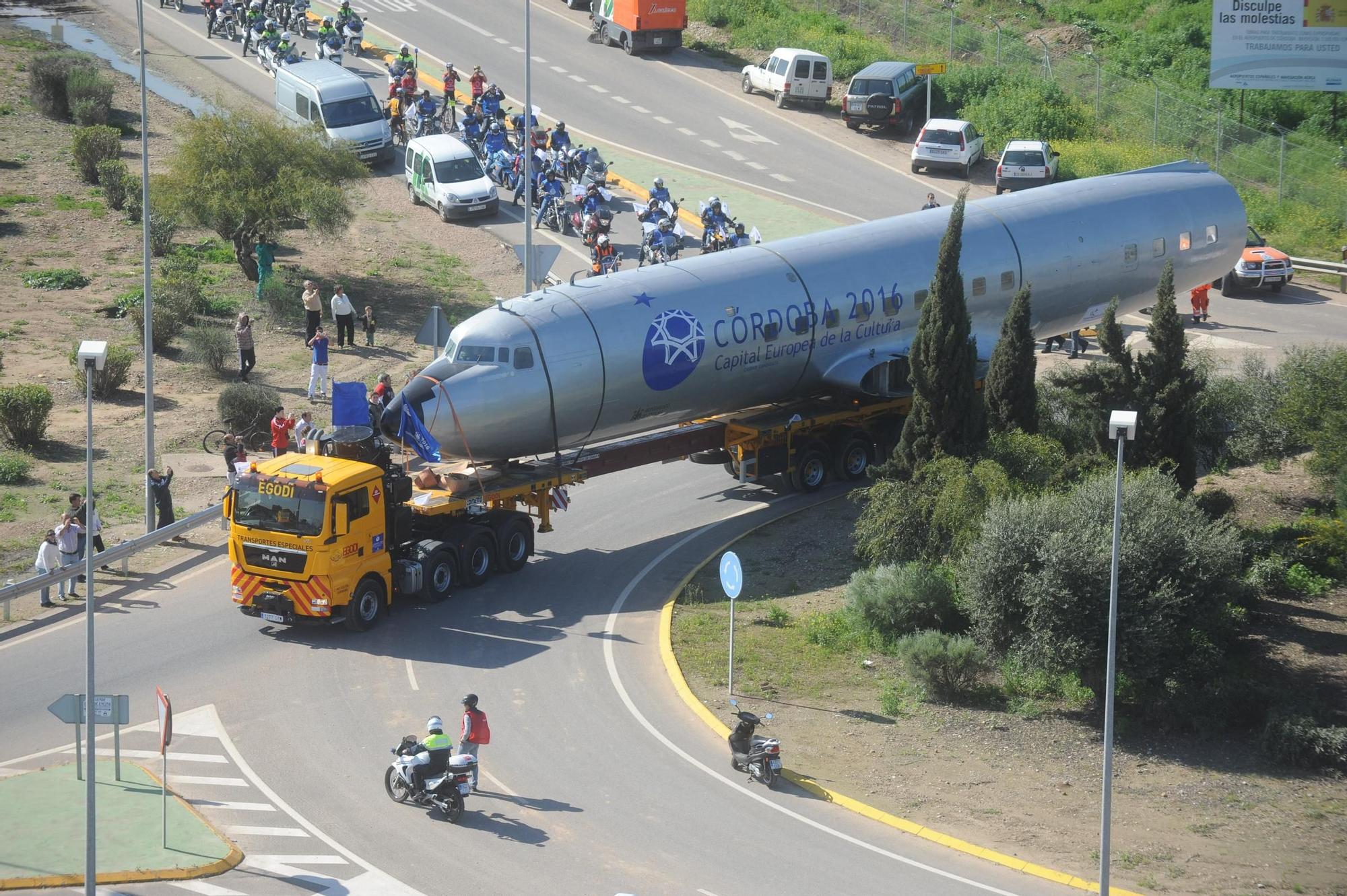 Así fue el multitudinario traslado del avión de Miraflores por el centro de Córdoba