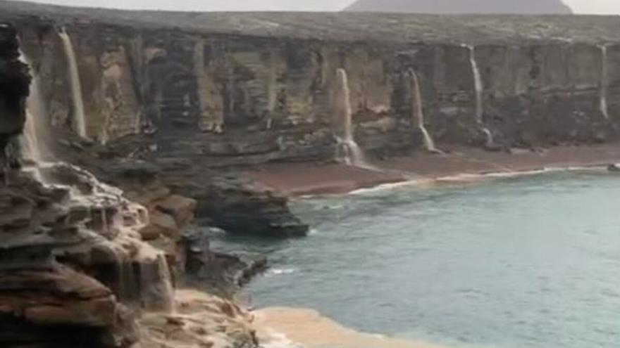 Espectaculares cascadas por la lluvia en Alegranza