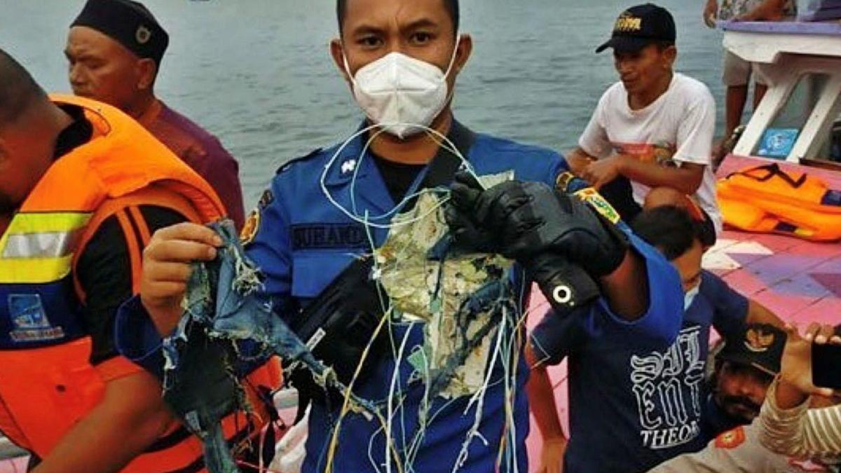 Indonèsia busca al mar les restes d&#039;un avió desaparegut