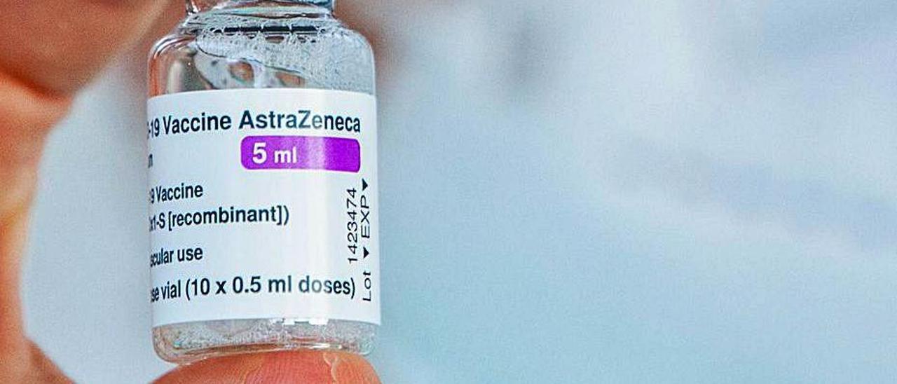 Una enfermera sostiene una vacuna de AstraZeneca. | VICENT MARÍ