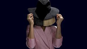 La cantante y compositora Sia, oculta tras un sombrero y una peluca bicolor.