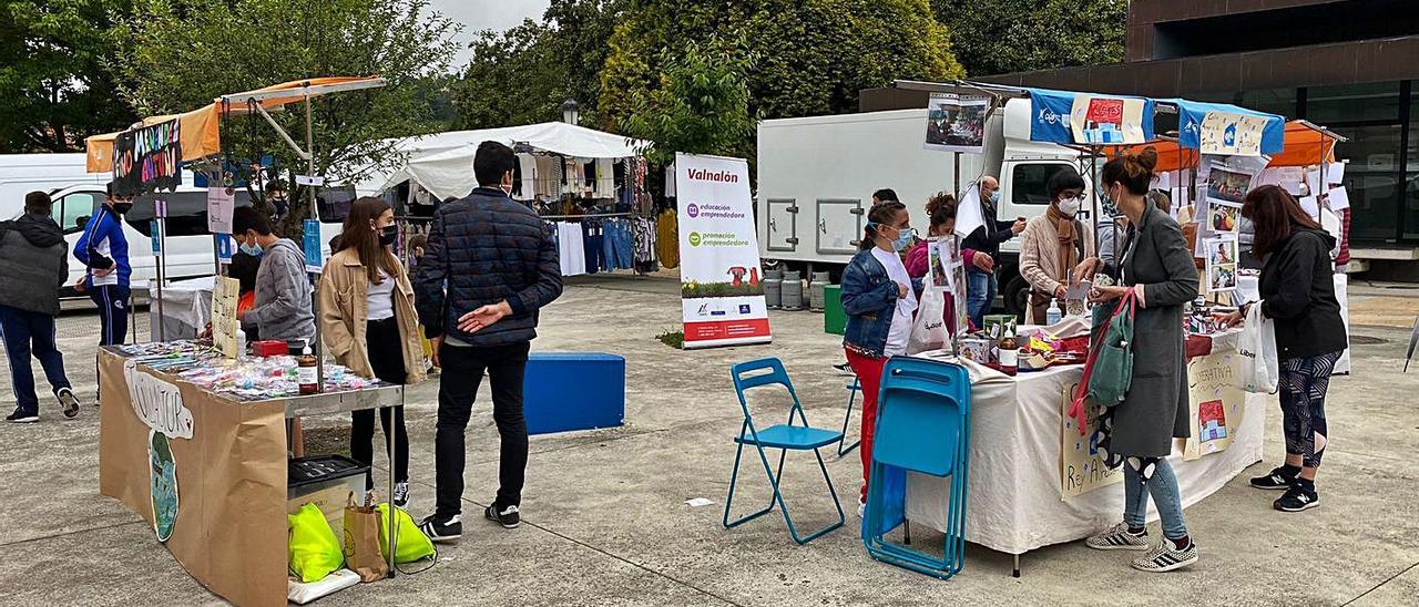 Dos de las cooperativas que participaron en el mercado. | Vivas