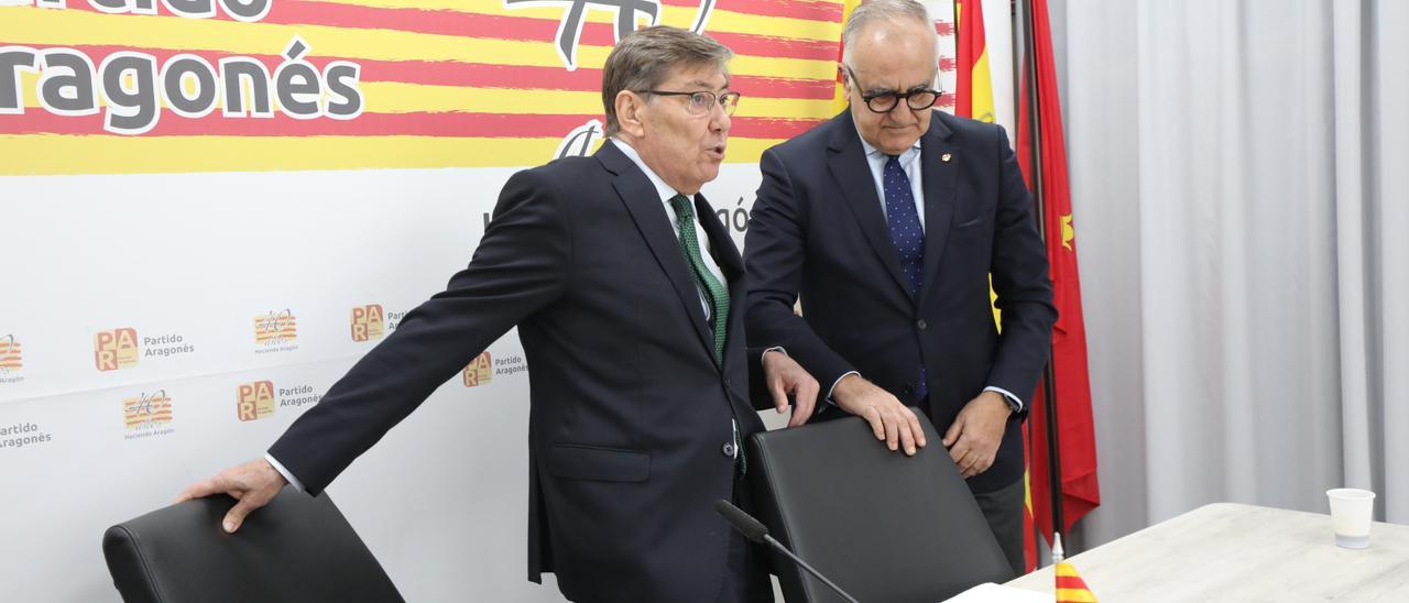 El presidente del PAR, Arturo Aliaga, y el senador autonómico Clemente Sánchez-Garnica, que lidera la candidatura de la moción, en una Ejecutiva del PAR.