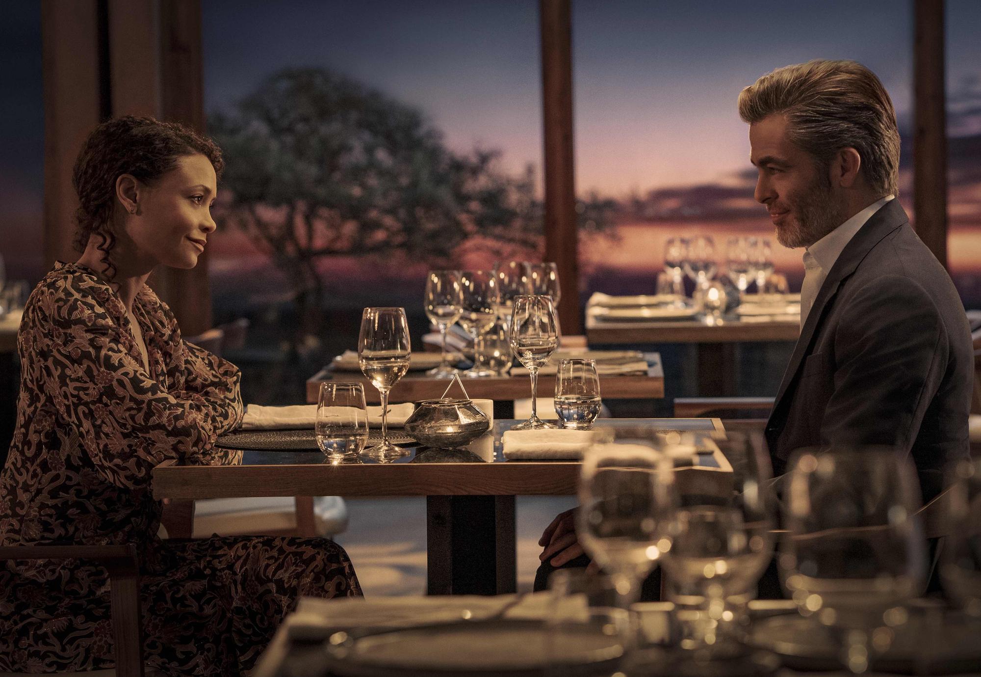 'Una cita con el pasado': la tensa cena de los espías Chris Pine y Thandiwe Newton