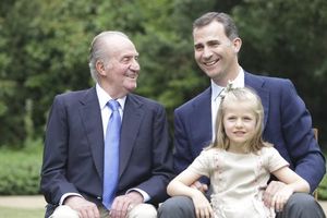 El rei Joan Carles I juntament amb el príncep Felip i la seva néta, la infanta Elionor, al Palau de la Zarzuela el setembre del 2012.