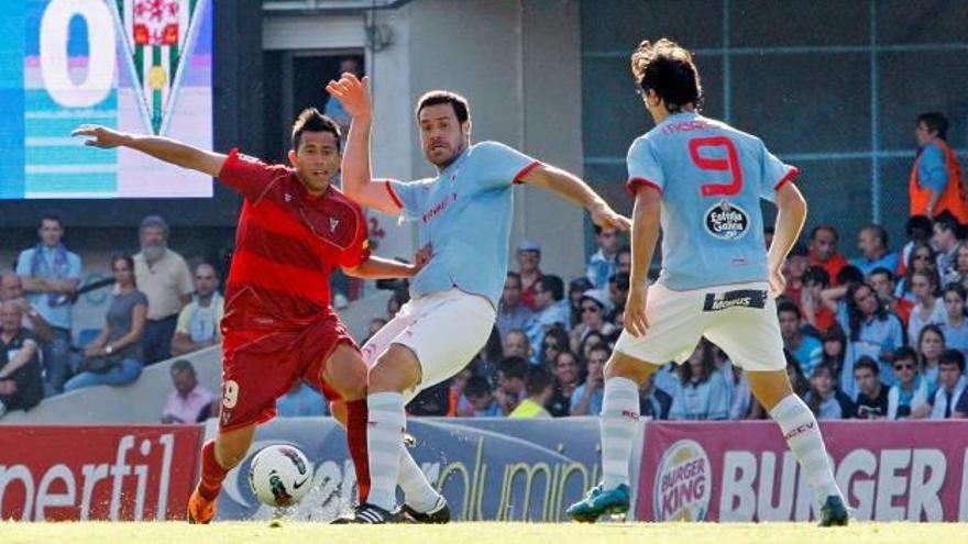 Patiño, Túñez i Mario Bermejo, durant el Celta-Còrdova de la temporada 2011/2012.