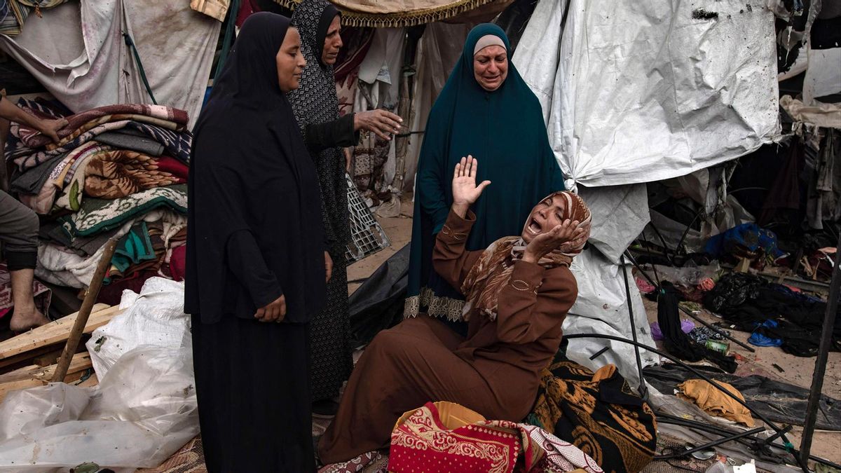 Mujeres en Gaza lloran la muerte de sus familiares en Rafah.