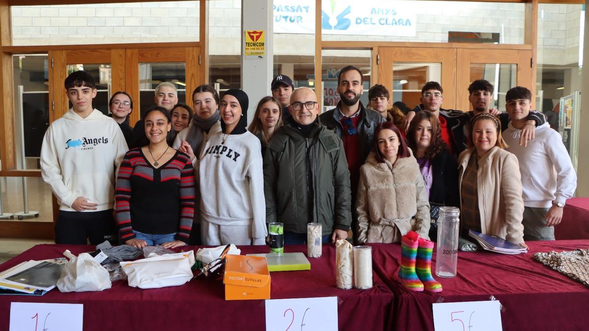 El alcalde Toni Saura con alumnos del IES Clara Campoamor.