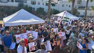 Manifestación en La Puebla del Río (Sevilla) para pedir a las administraciones soluciones contra los mosquitos transmisores del virus del Nilo.