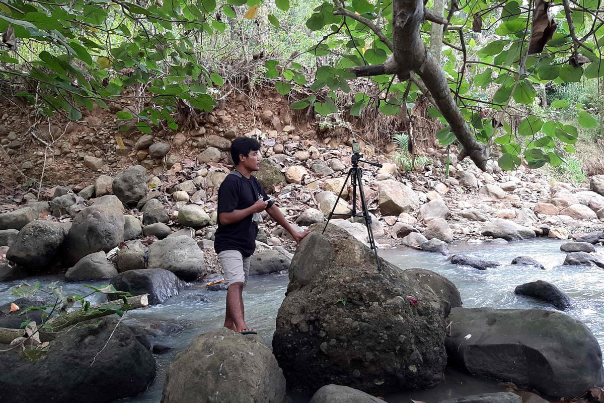 Siswanto, el mecánico influencer de Indonesia filmando